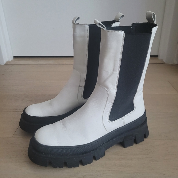 Kenneth Cole New York Women's Maple Pull On Chelsea Lug Sole Boots White, Sz 10 - Picture 3 of 10